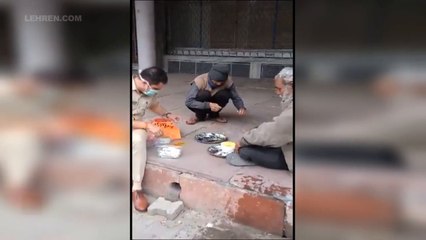 Policemen Feeding Beggars During Lockdown Is Heartwarming