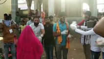 अपने गांव अहिरौली बक्सर में Arvind Akela Kallu ने किया राशन वितरण