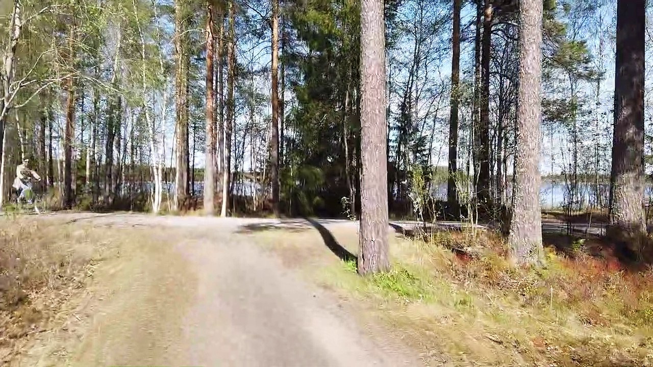 Paljain jaloin kävely Kuivasjärven ympärillä
