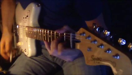 Surf playing on Jazzmaster
