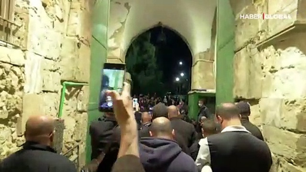 Mescid-i Aksa 2 ay sonra yeniden ibadete açıldı