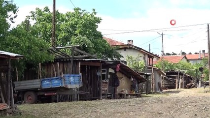 Köy yoluna tonlarca ağırlıkta kayalar düştü, sürücüler büyük korku yaşıyor