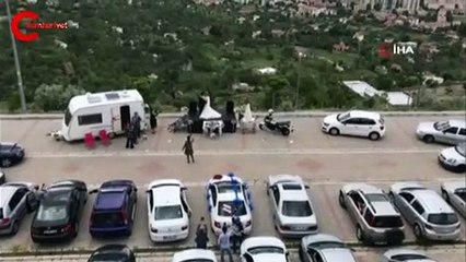 Davetliler otomobilde gelin ve damat pistte oynadı
