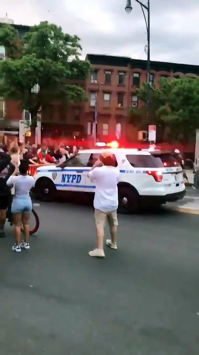 Bloqués par des manifestants, des véhicules de police foncent dans la foule à #NewYork