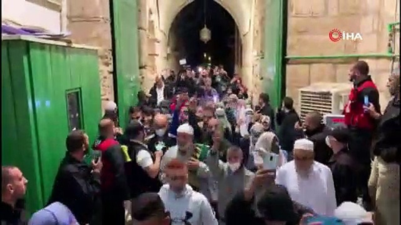 Mescid-i Aksa 2 ay sonra yeniden ibadete açıldı