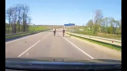 Ciclista "espaçoso" recebe dose de karma instantâneo