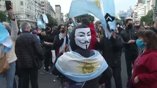 Cientos de personas piden en Buenos Aires el fin del confinamiento