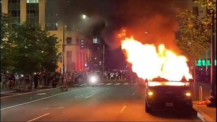 Proteste gegen Polizeigewalt: In den USA brennen Autos und Geschäfte