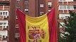 Espectacular izado de bandera en el barrio del Pilar de Madrid