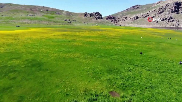 Yeşilin, mavinin ve sarının buluştuğu Keşiş Gölü’nün eşsiz güzelliği