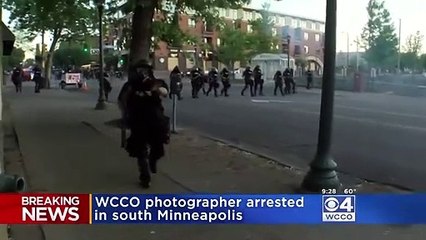 George floyd protestolarında bacağından vurulan gazeteci gözaltı anını kaydetti