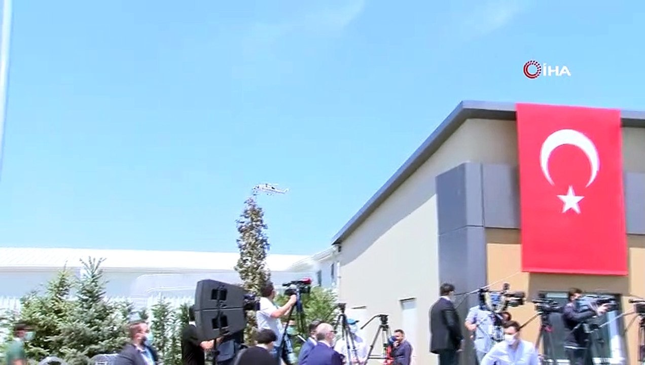 Cumhurbaşkanı Recep Tayyip Erdoğan helikopter ile açılışını gerçekleştirmek üzere  Yeşilköy Prof. Dr. Murat Dilmener Acil Durum Hastanesi'ne geldi.