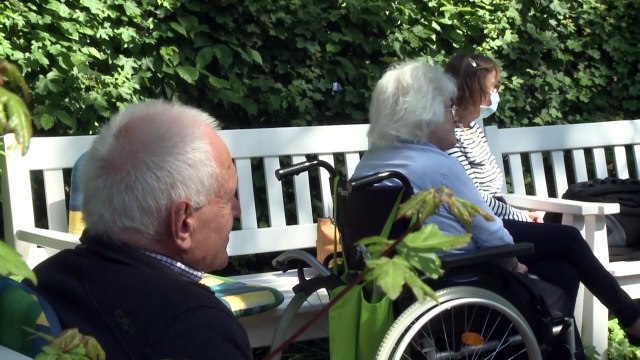 Deutsche Oper orchestra musicians perform in Berlin nursing home garden
