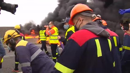 Download Video: Trabajadores de Alcoa cortan con barricadas de neumáticos la A-8