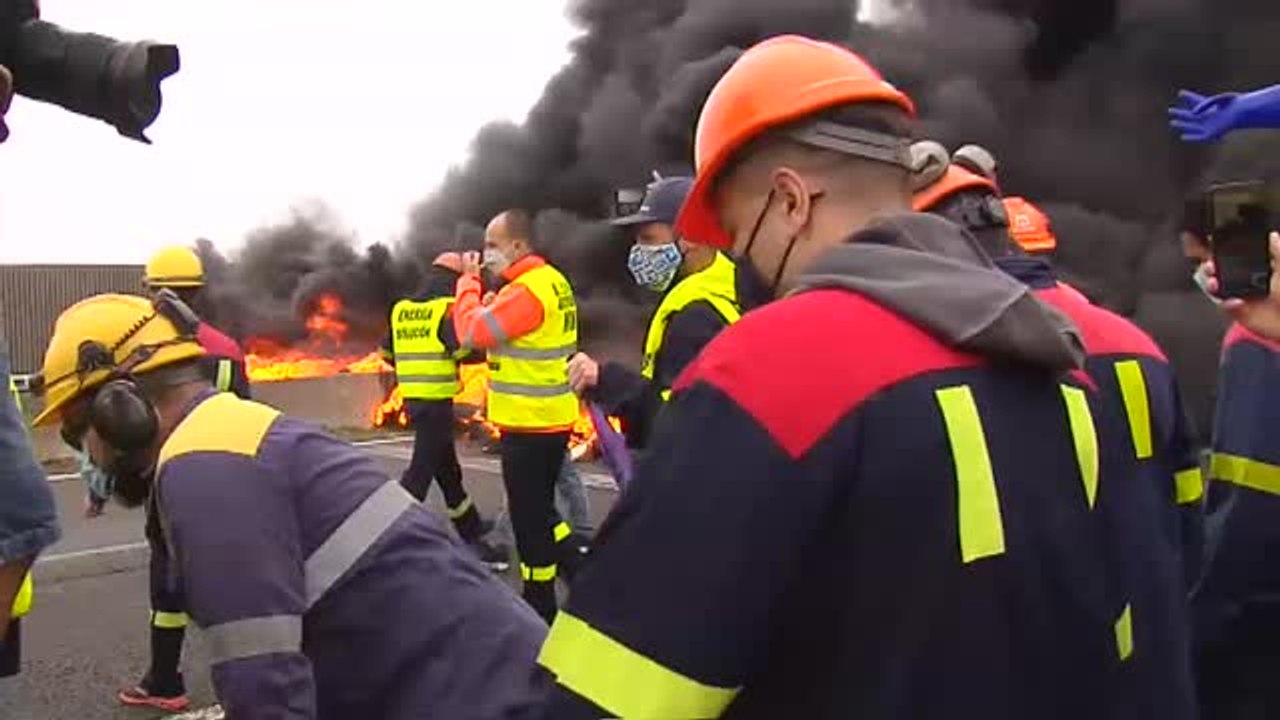 Trabajadores de Alcoa cortan con barricadas de neumáticos la A-8
