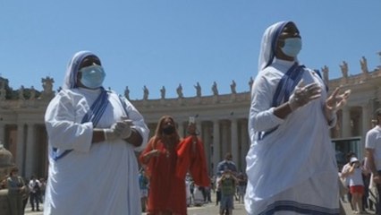 Los fieles vuelven a la plaza de san Pedro para el Regina Coeli del papa