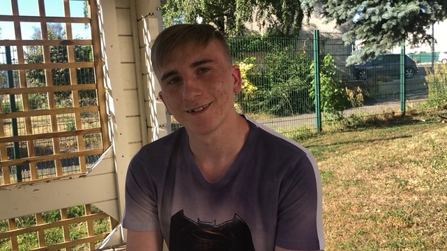 Cédric écrit une lettre de remerciement aux éducateurs du foyer Pourquoi pas où il a passé deux ans