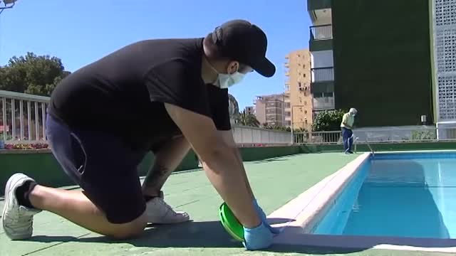 Las piscinas se preparan para un verano en desescalada