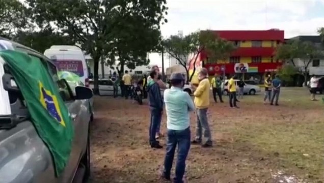 Apoiadores de Bolsonaro realizam carreata em Cascavel