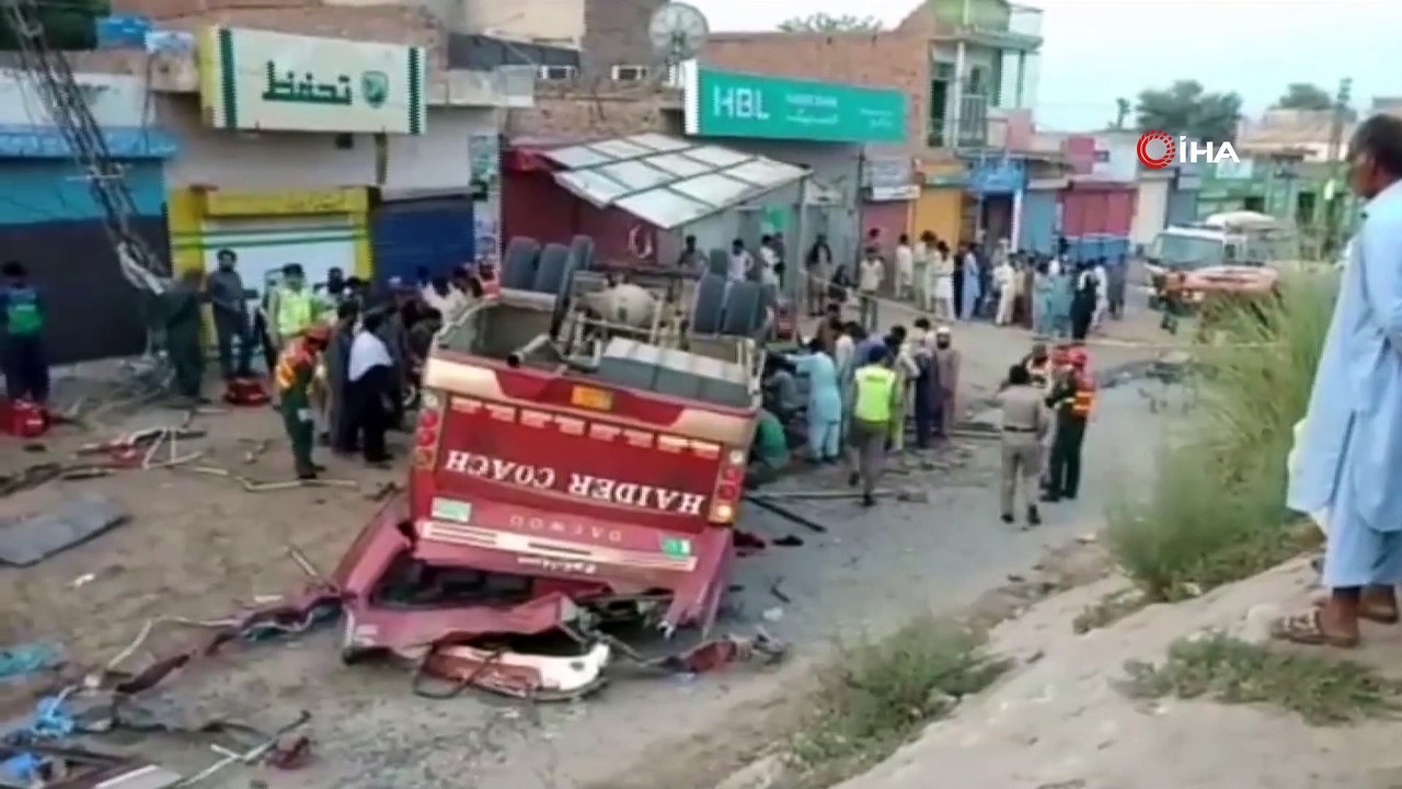- Pakistan'da yolcu otobüsü kaza yaptı: 9 ölü, 28 yaralı