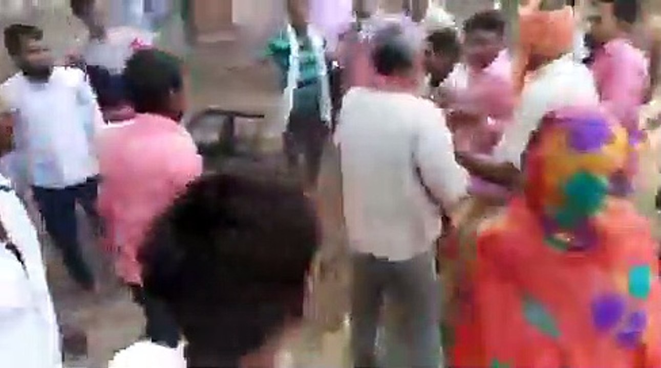 असोथर के बेरुई गाँव मे ग्रामीणों ने प्रधान को दौड़ा -दौड़ा कर पीटा