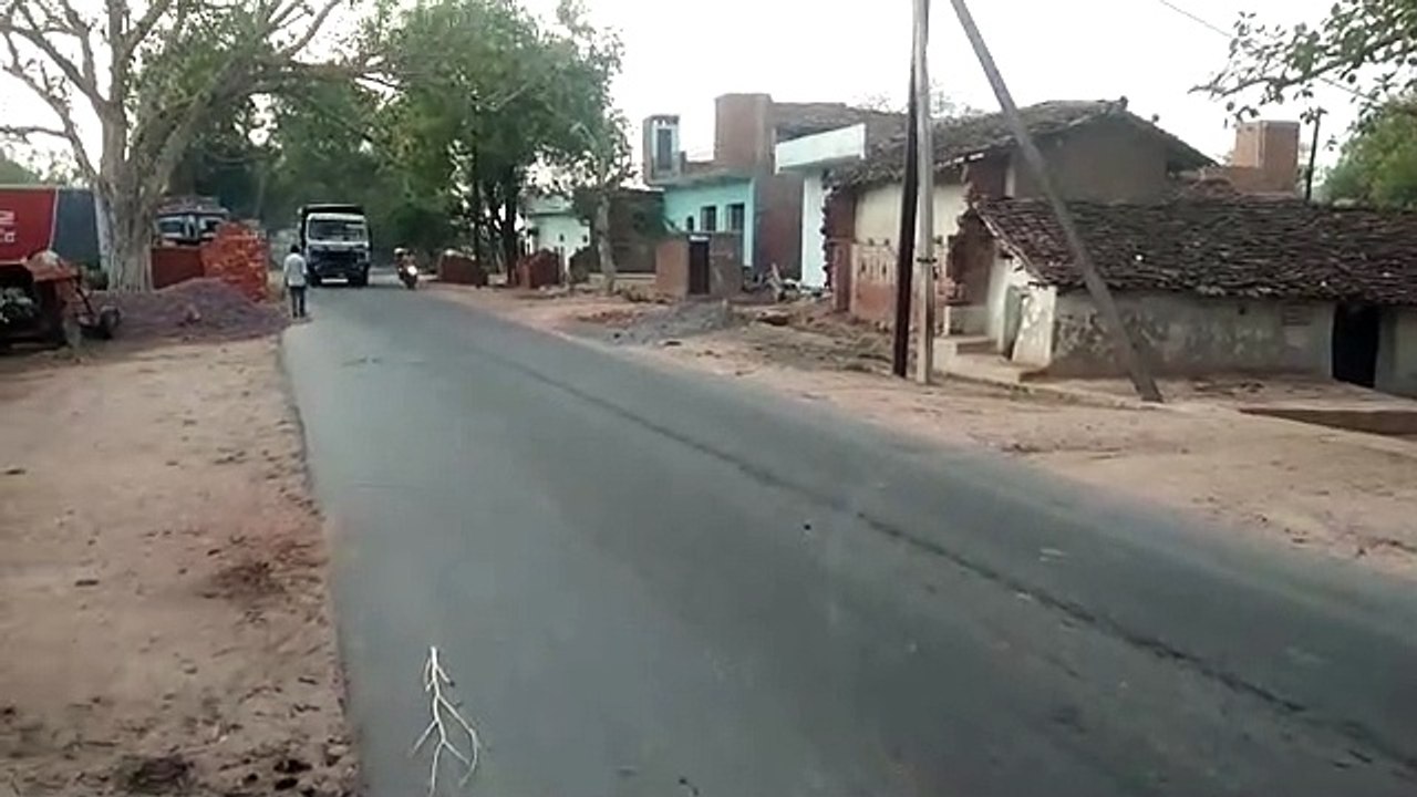 जिले की सीमा पर नदी में लगाए लिफ्टर, पानी के अंदर से निकाल रहे रेत