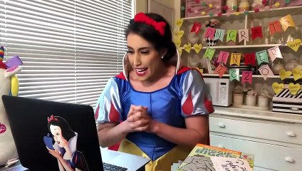 Meilleure enseignante de maternelle : elle fait la classe à distance déguisée en Blanche Neige !