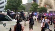 - ABD’de atlı polis göstericiyi ezdi