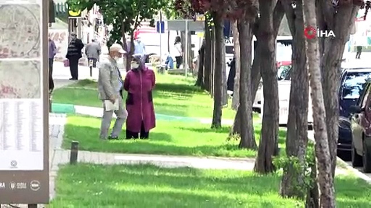 Sokağa çıkan ihtiyarların piknik keyfi