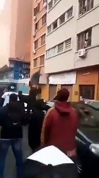 Radicais de esquerda Antifas atacam manifestantes bolsonaristas em Porto Alegre