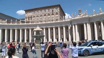 Los fieles vuelven a la plaza de San Pedro para escuchar al papa, respetando las distancias