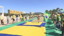 Bolsonaro ignora al COVID-19 y se pasea a caballo entre miles de personas en Brasilia