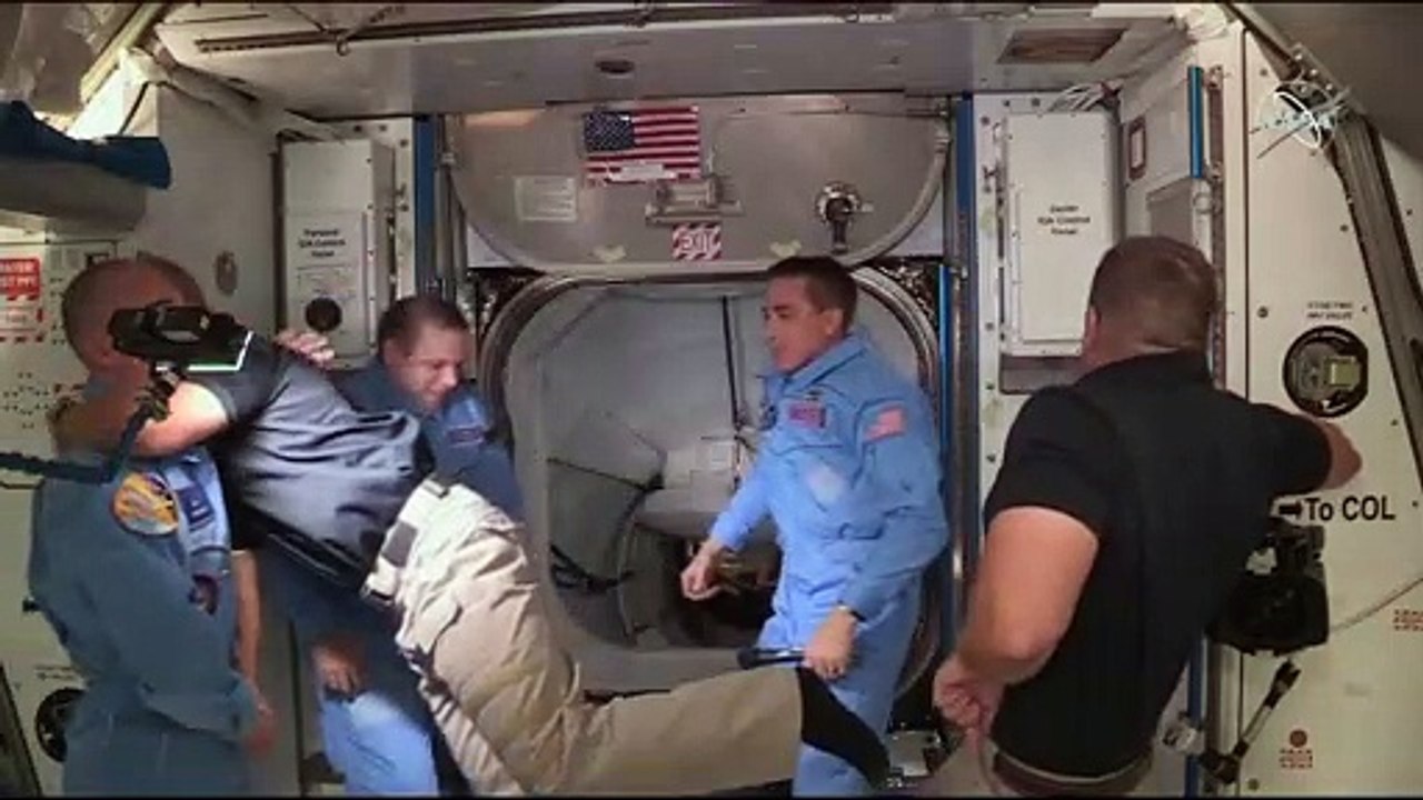 Crew Dragon: два астронавта и динозавр на борту МКС
