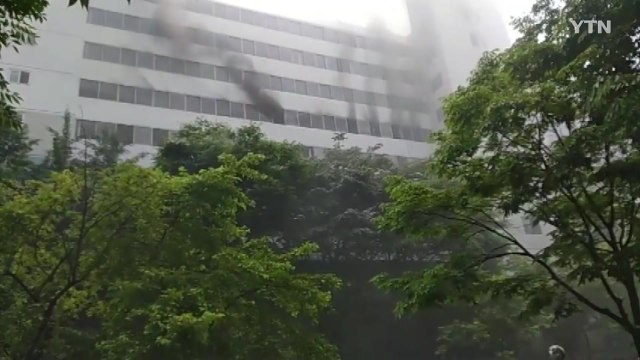 안양 아파트 화재...주민 3명 연기 마셔 병원 치료 / YTN