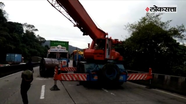 Mumbai Pune Expressway Accident Traffic Jam On One Way Police On Spot
