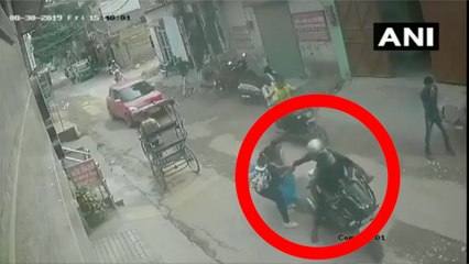 Download Video: Bike borne chain snatchers caught red-handed by a woman and her daughter in Nangloi, Delhi