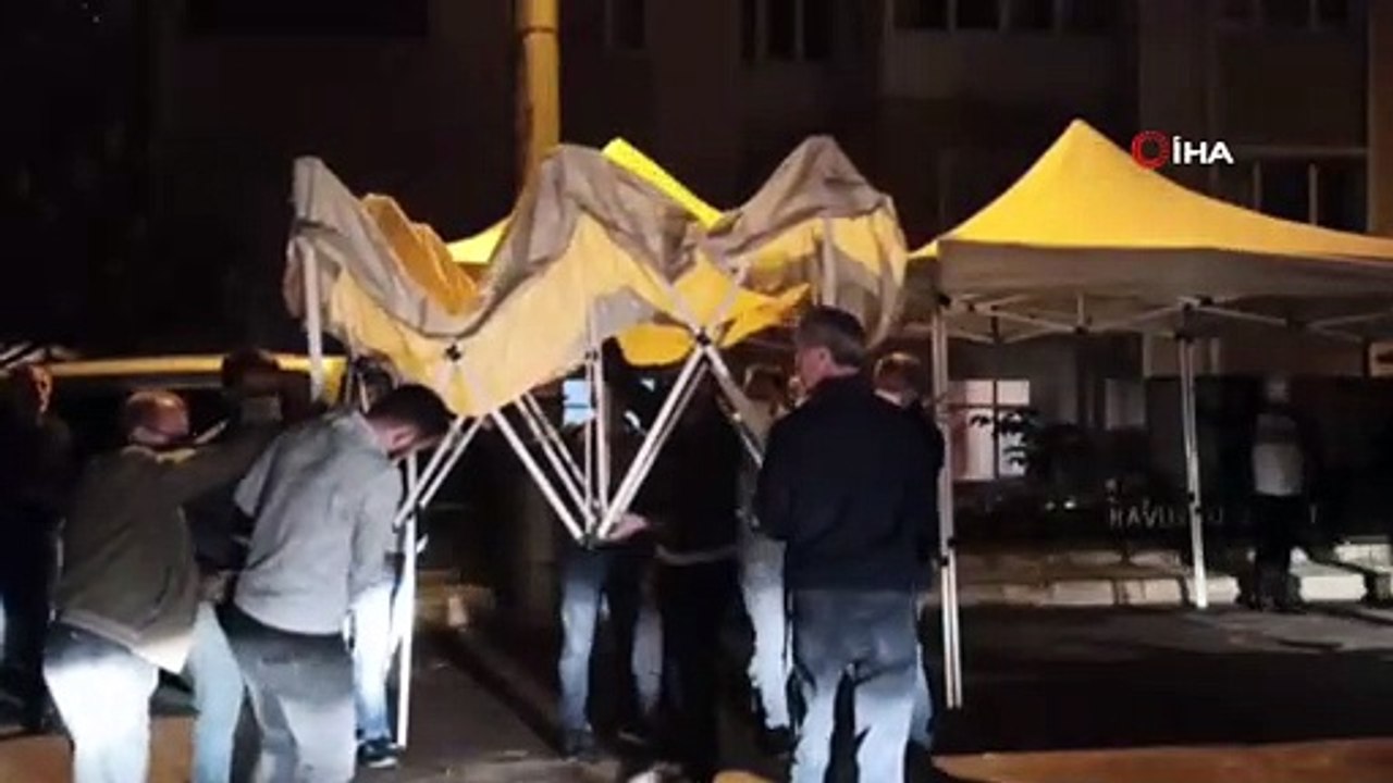 Şehit polis memurunun Orhangazi'deki annesinin evinin önüne sevenleri ve yakınları toplandı