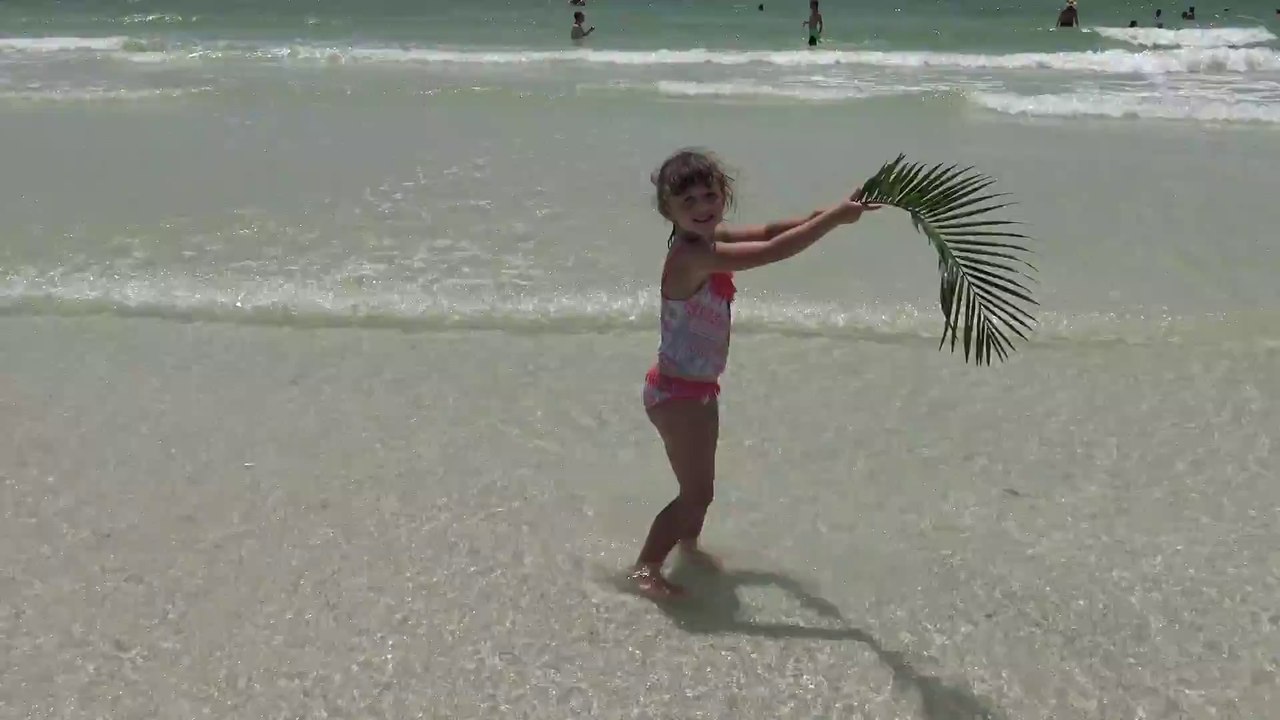 Baby  Moana Brincando na  Praia