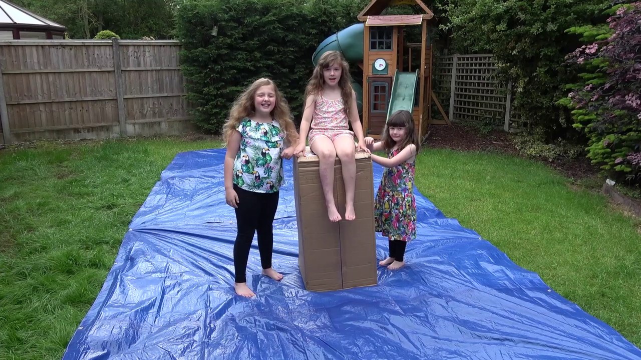 Sophia, Isabella e Alice Brincando no Escorregador Gigante
