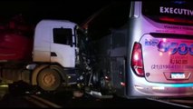 Carreta e ônibus se envolvem em grave acidente na BR-277