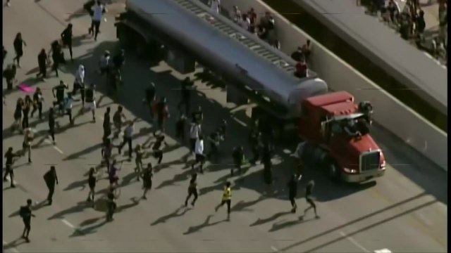 美 미니애폴리스 고속도로에서 유조차가 항의 시위대 속으로 돌진 / YTN