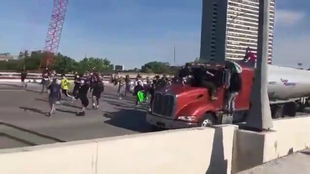 Mort de George Floyd - Un camion empli de liquide inflammable a forcé le passage à Minneapolis - Le chauffeur lynché par la foule avant d'être remis à la police