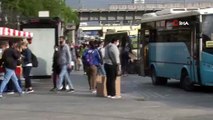 Normalleşmenin ilk sabahı metrobüs durağında insan yoğunluğu