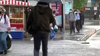Normalleşmenin ilk sabahı metrobüs durağında insan yoğunluğu
