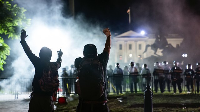 مقتل فلويد.. احتجاجات متواصلة في مدن أميركية عدة رغم حظر التجول