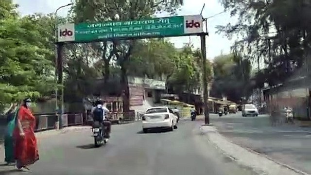 लॉकडाउन में मिली छूट के बाद बड़ी संख्या में सड़कों पर निकले लोग