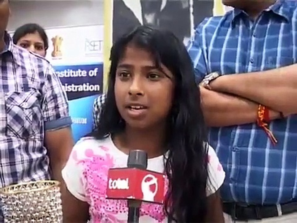 Sirf 12 sal ki ladki 12th me padhati hai 13 international language janti hai or 17 sal ki age me IAS banegi. Jara is ladki ki bato ko suniye