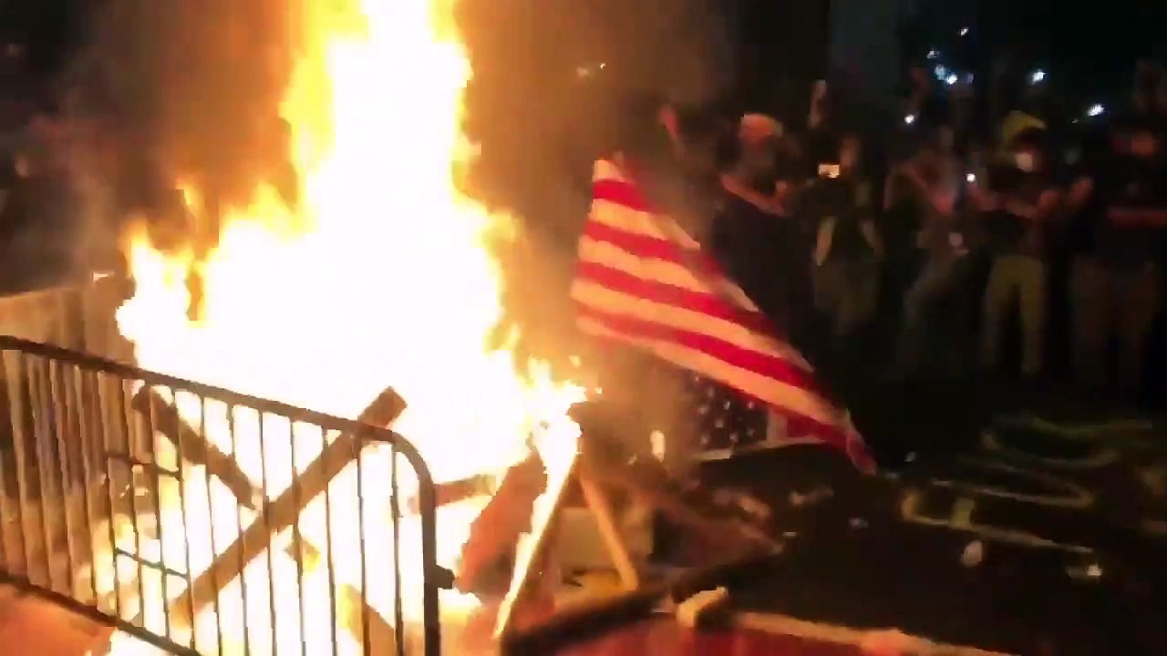 QUEMAN LA BANDERA ESTADOUNIDENSE FRENTE A LA CASA BLANCA