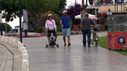 Denizi özleyenler sabahın ilk ışıklarıyla Konyaltı Sahili'ne geldi