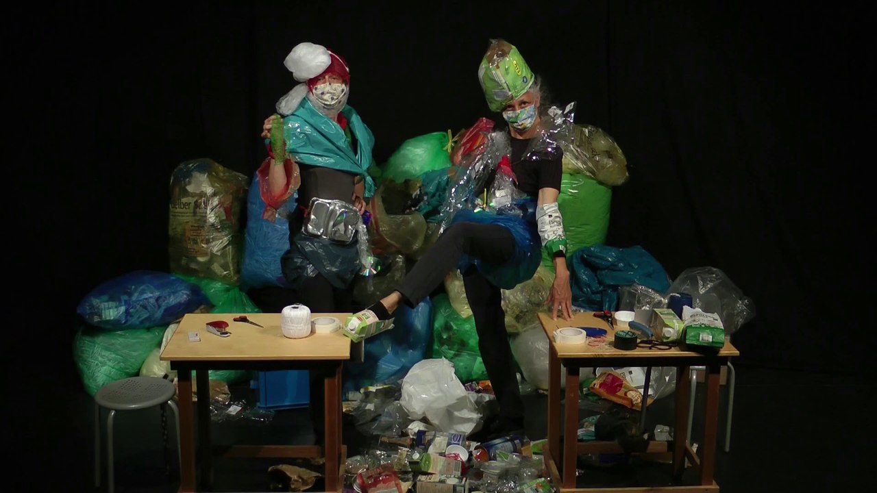 Hallo 3b! Ulrike und Sabine für die 3b der MFS- Das Muellkostuem